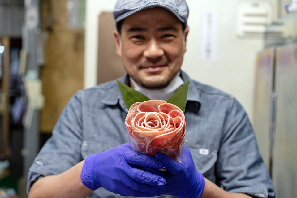 お客様のお誕生日のために考案したという、ラム・ローズ。薄切りのしゃぶしゃぶ用ラム肉を薔薇に見立ててラッピングしている。