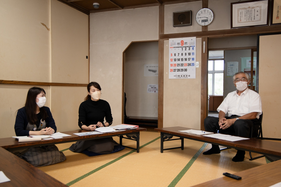 左:白石市 市民経済部まちづくり推進課 まちづくり支援係 係長 佐々木さつきさん 中央:白石市斎川公民館 斎川まちづくり協議会 事務長 佐藤幸枝さん 右:白石市斎川公民館 館長 斎川まちづくり協議会 会長 畑中多賀男さん (それぞれ、部署・役職名は2021年10月現在のもの)
