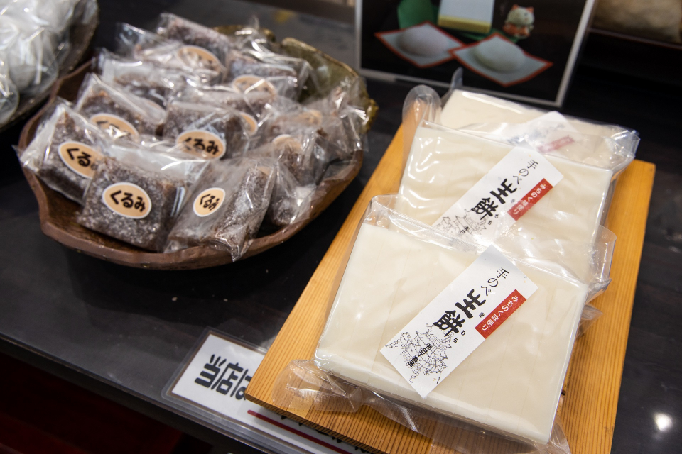 店頭販売だけでなく地方発送にも対応。ふるさと納税の返礼品としても人気の「杵つき手延べ生餅」(右)と、「特製くるみゆべし」(左)