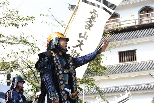 「道明寺の戦い」のメインキャストには、仙台市内の専門学校の学生がオーディションで選抜されるほか、地元高校生や地元鉄砲隊などのメンバーが出演。今では1万人近くが来場する祭りに成長した(公式ツイッターから)