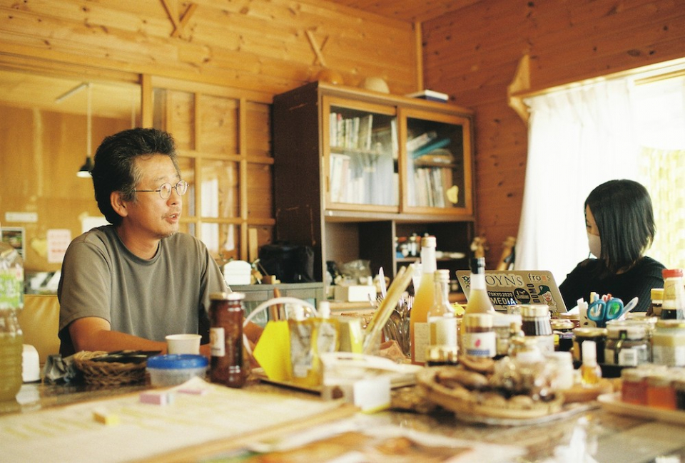 当時を振り返る石塚さん(写真左)
