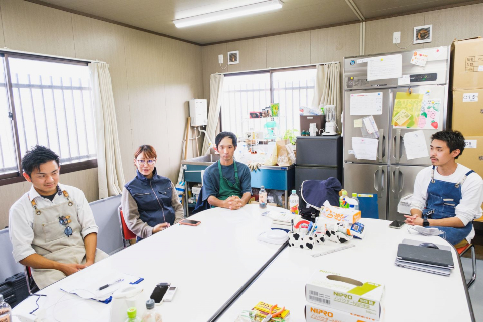 左から地域おこし協力隊の飯田大志さん、山口智代さん、坂入亮兵さん、産業課の小高翔太さん