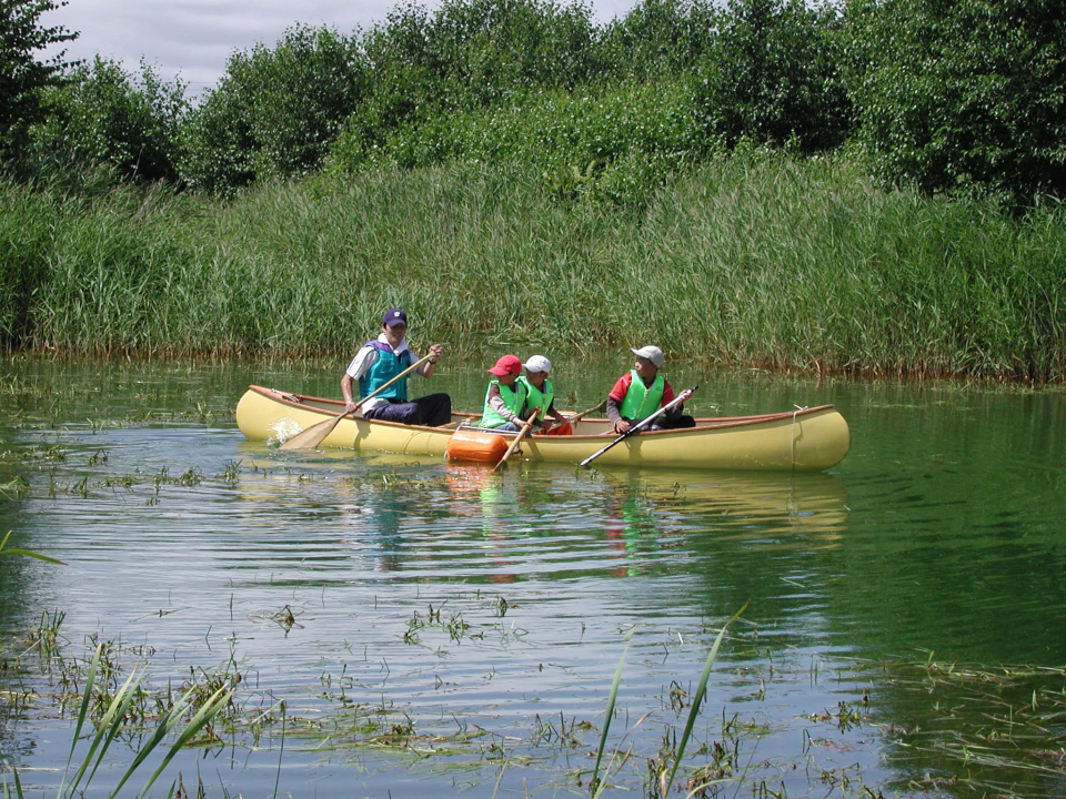 湖で遊ぶ子どもたち（写真提供：オホーツクの村）
