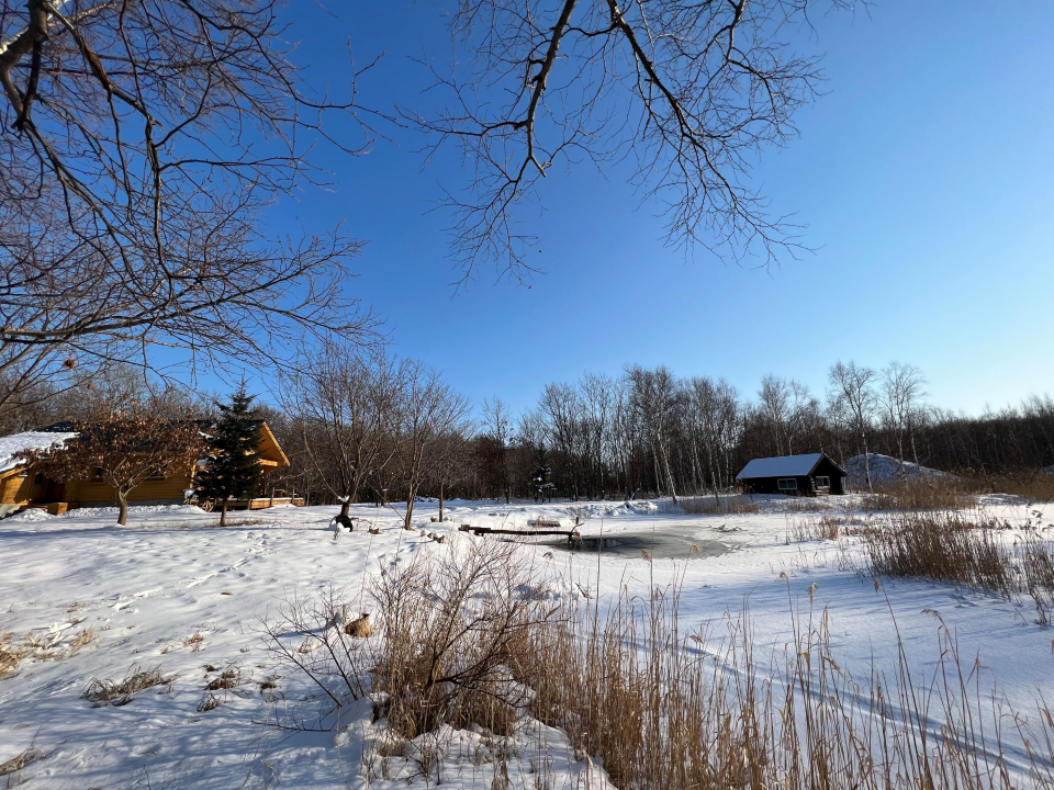 オホーツクブルーの空と村の雪景色（写真提供：オホーツクの村）