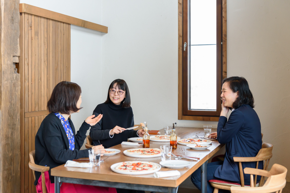 2021年3月三笠市EKARAでの取材に同行した浅利さん（写真左奥）と上田さん（写真右）