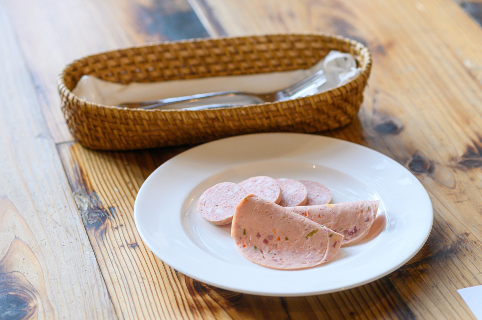 パプリカや豚舌の食感も味わえる「ツンゲブルスト」（写真手前）と、黒こしょうが粒ごと入っている「ビァーブルスト」（写真奥）。