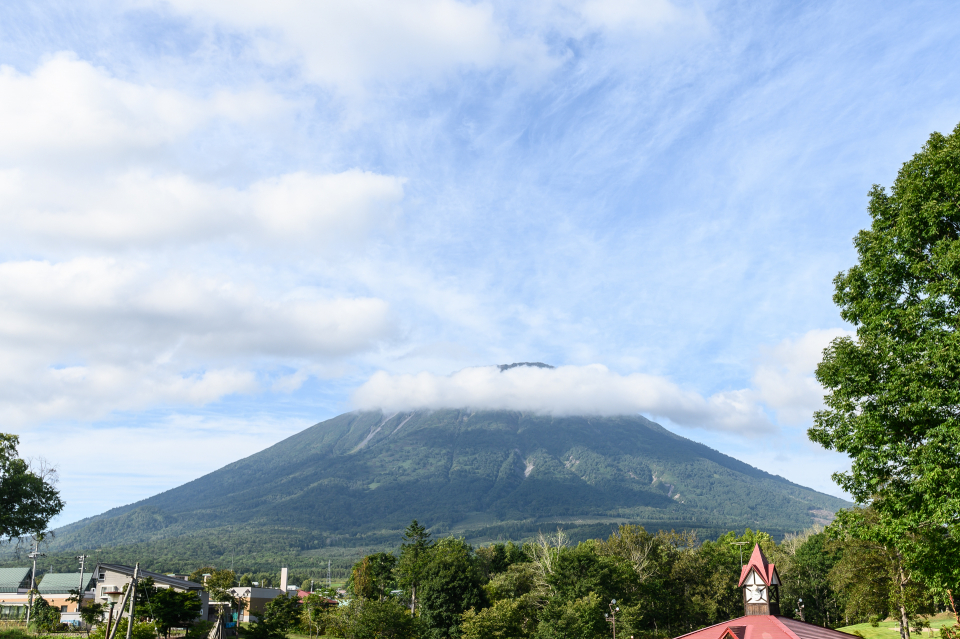 真狩村「ふれあい広場パークゴルフ場」からみた羊蹄山。