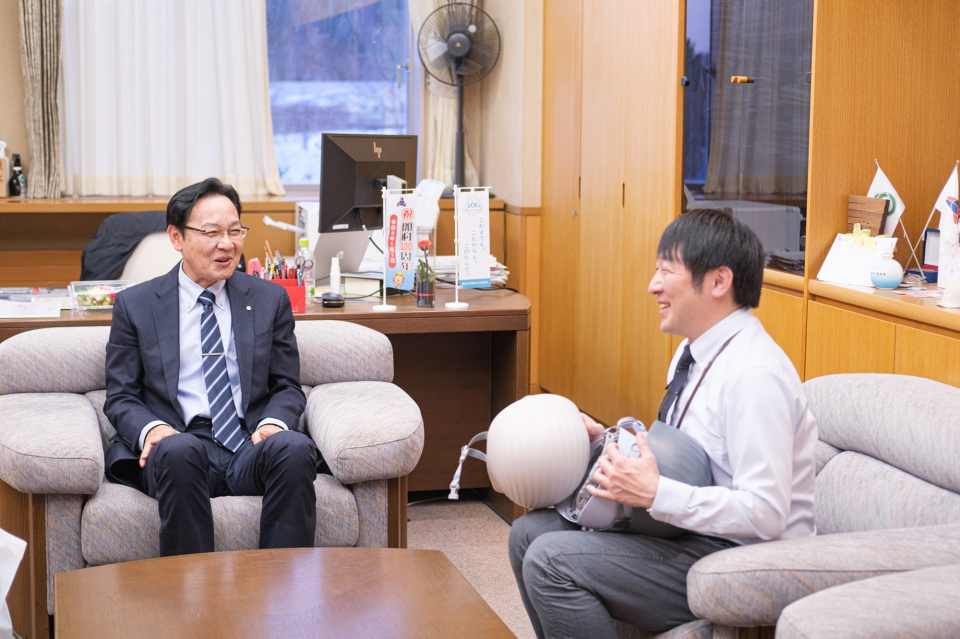 写真左:猿払村 伊藤 浩一 村長 写真右:猿払村役場 建設課 新家拓朗さん