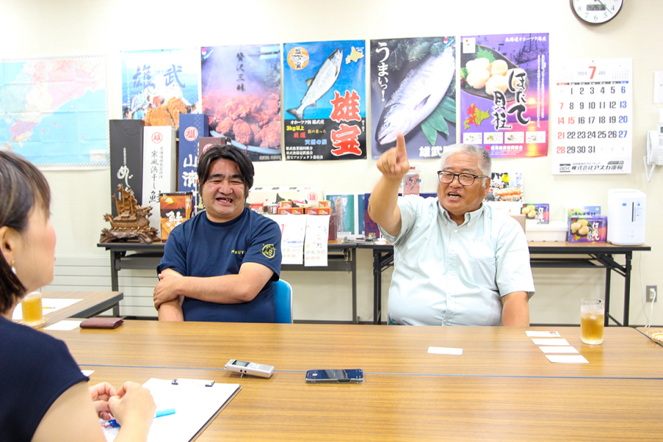 写真左:雄武漁業協同組合・流通加工部 工場長の舘山健一さん 右:代表理事組合長の長谷川一夫さん