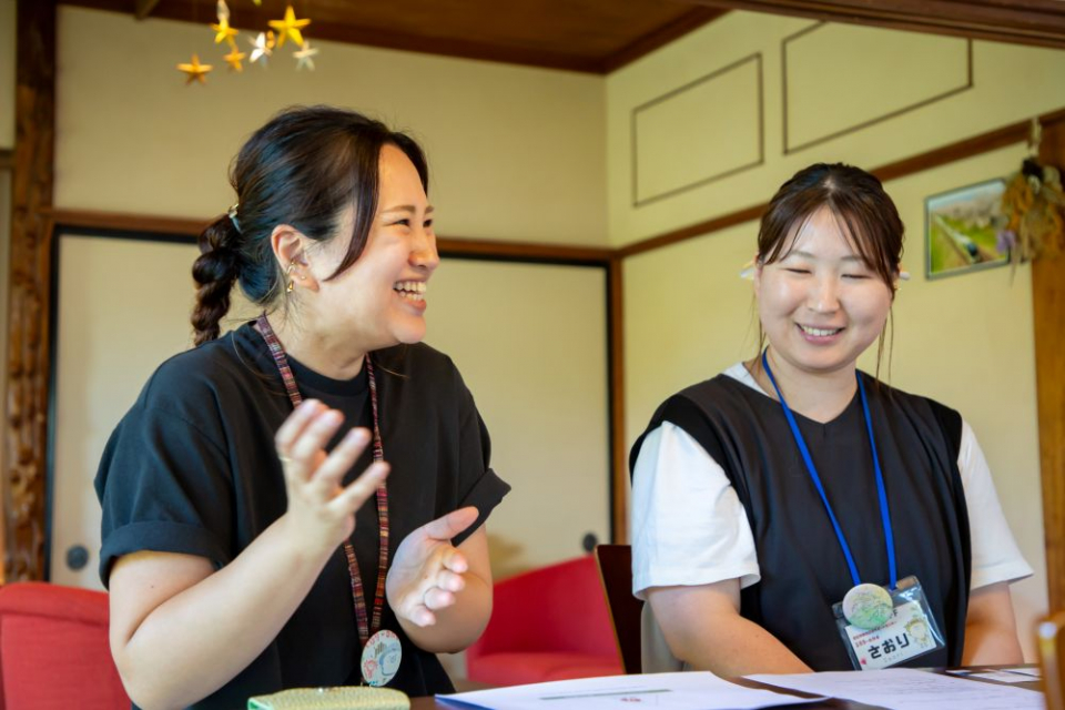 （左から）阿部名央子さん：白石出身のUターン。埼玉での就職やワーホリ経験後、地元で美容室開業を目指し2024年1月から勤務。太斎沙織さん：2019年横浜から移住。広島生まれ埼玉育ち、白石出身の夫と関東で出会い移住を決意。