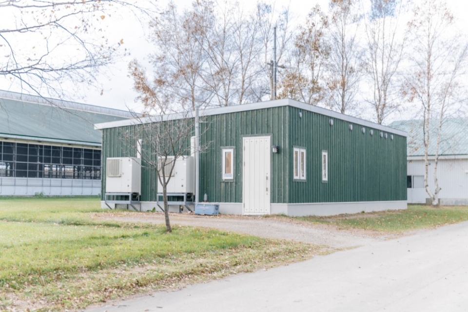 牛舎のすぐそばに併設されたチーズ工房