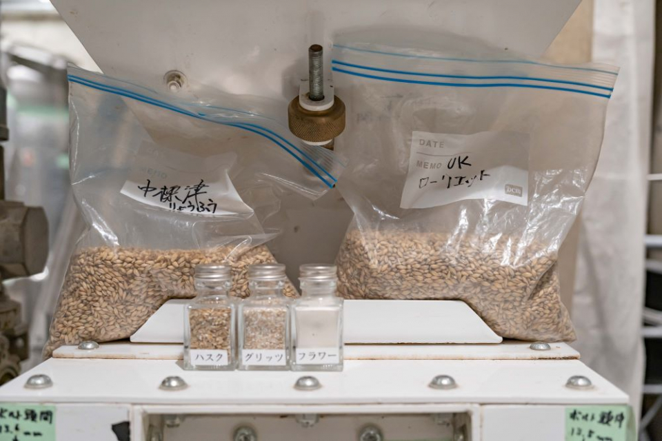 現場で試食させてもらった2種類のモルト。ブレンドはせず、100%の割合で原料として使用するそう。　左：中標津産モルトは塩気のある香ばしい味　右：海外産モルトは甘みの強く華やかな味