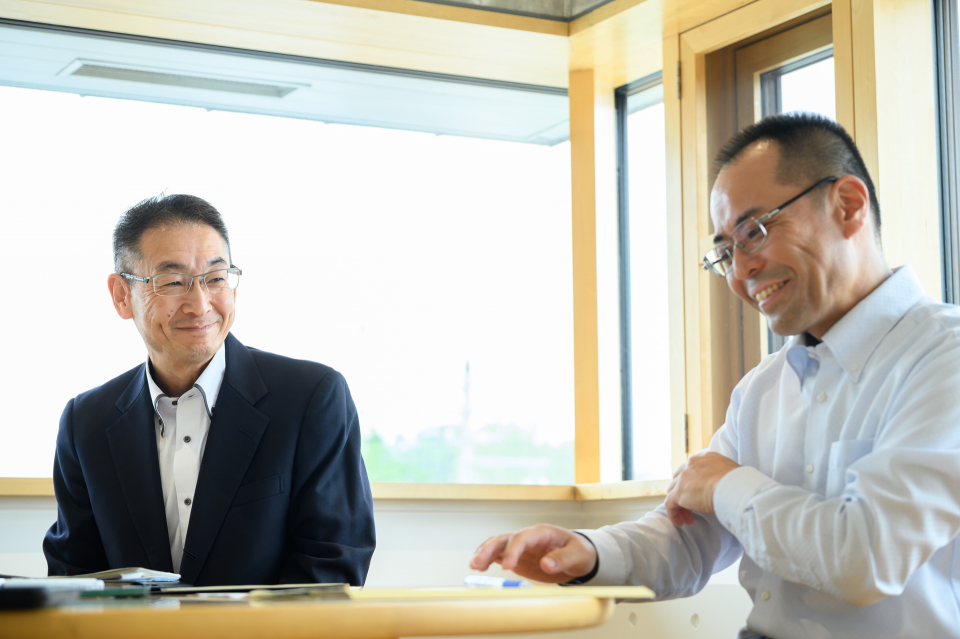 写真左：ニセコ町教育長　加藤紀孝さん　写真右：ニセコ町こども未来課長　樋口範幸さん