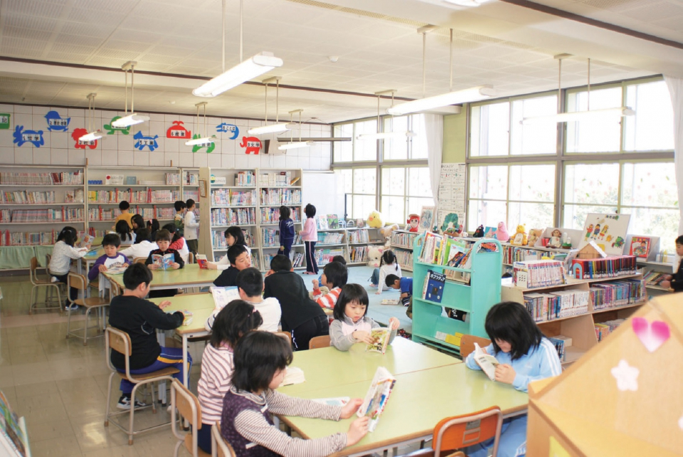 学校図書館（写真提供：恵庭市立図書館）