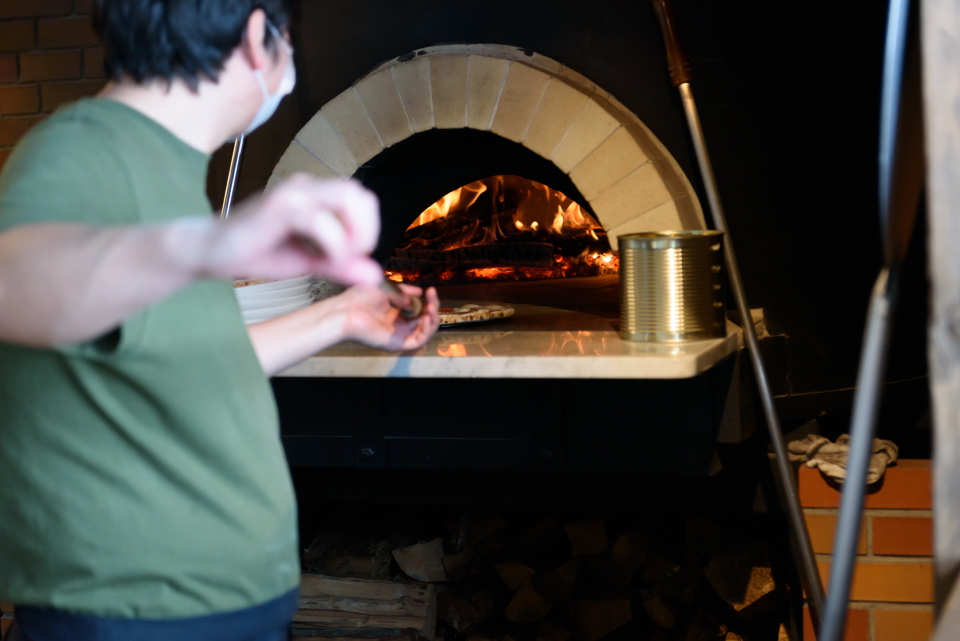 どの席からも眺められる窯の炎をに不思議と心が安らぎます。料理を作るのは、札幌からEKARAのために移住してきたシェフの金子智哉さん。